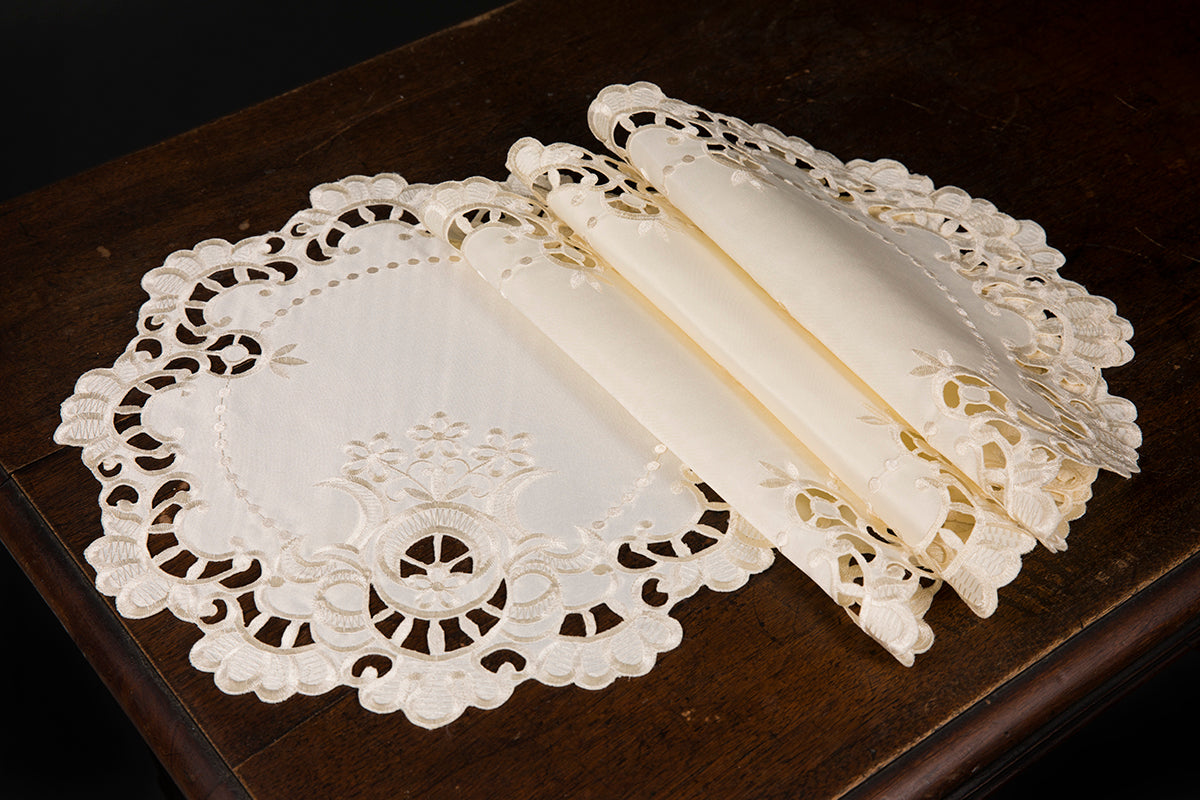 Xia Home Fashions Scalloped Lace Cutwork Placemats Set of 4 15" Round