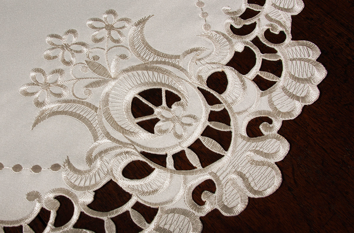Xia Home Fashions Scalloped Lace Cutwork Placemats Set of 4 15" Round