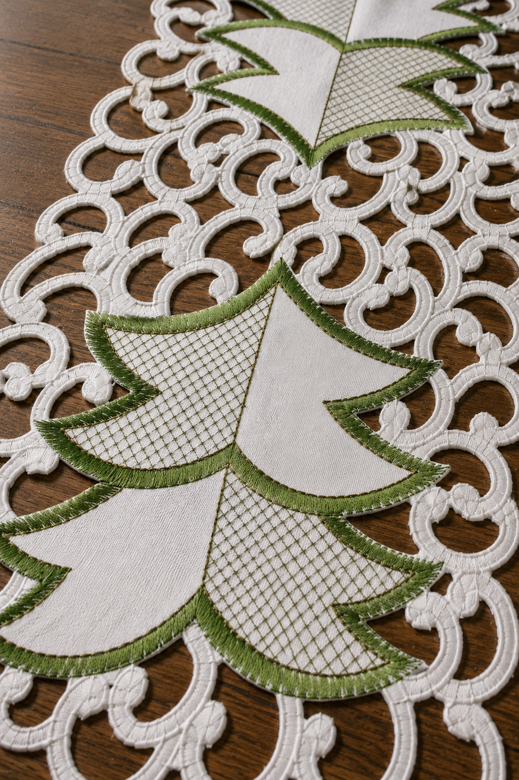 XD110708 Tannenbaum Traycloths Set of 4 8x15 White Poliviscose