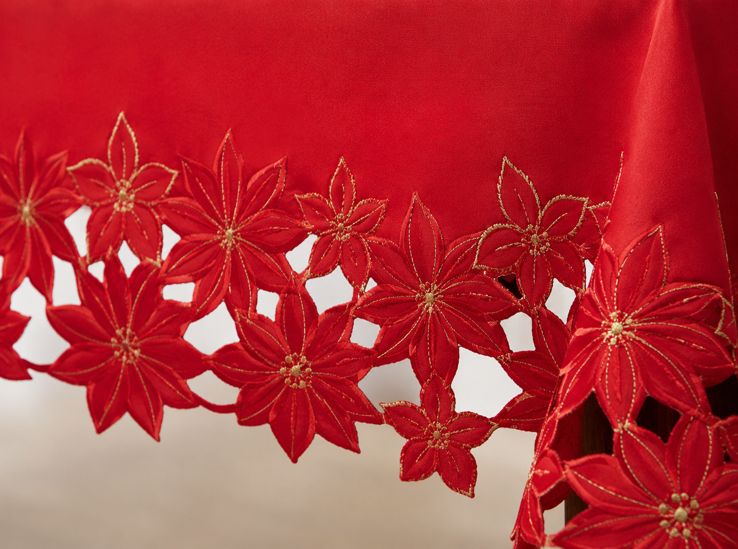 XD795022 Festive Poinsettia Tablecloth 60x84 Red Poliviscose