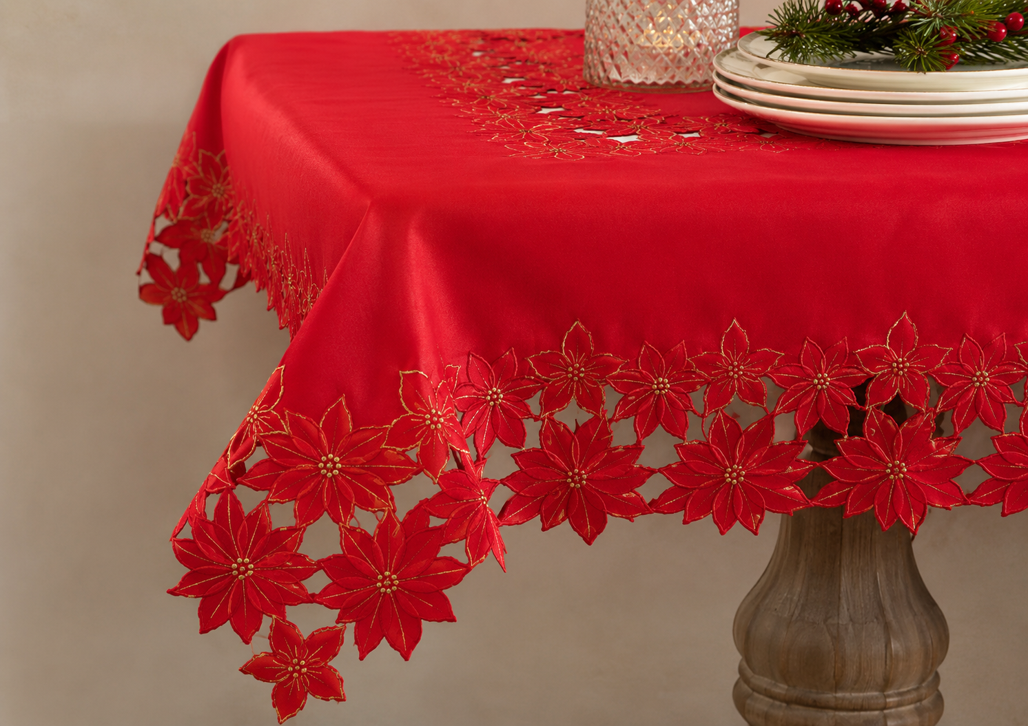 XD795022 Festive Poinsettia Tablecloth 60x84 Red Poliviscose