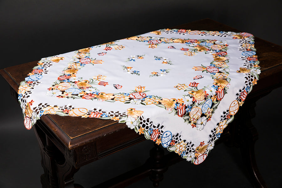 XD110718 Spring Chicks Table Topper,34"x34"