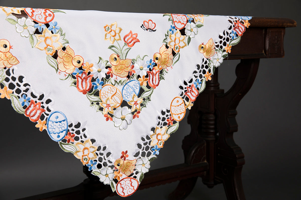 XD110718 Spring Chicks Table Topper,34"x34"