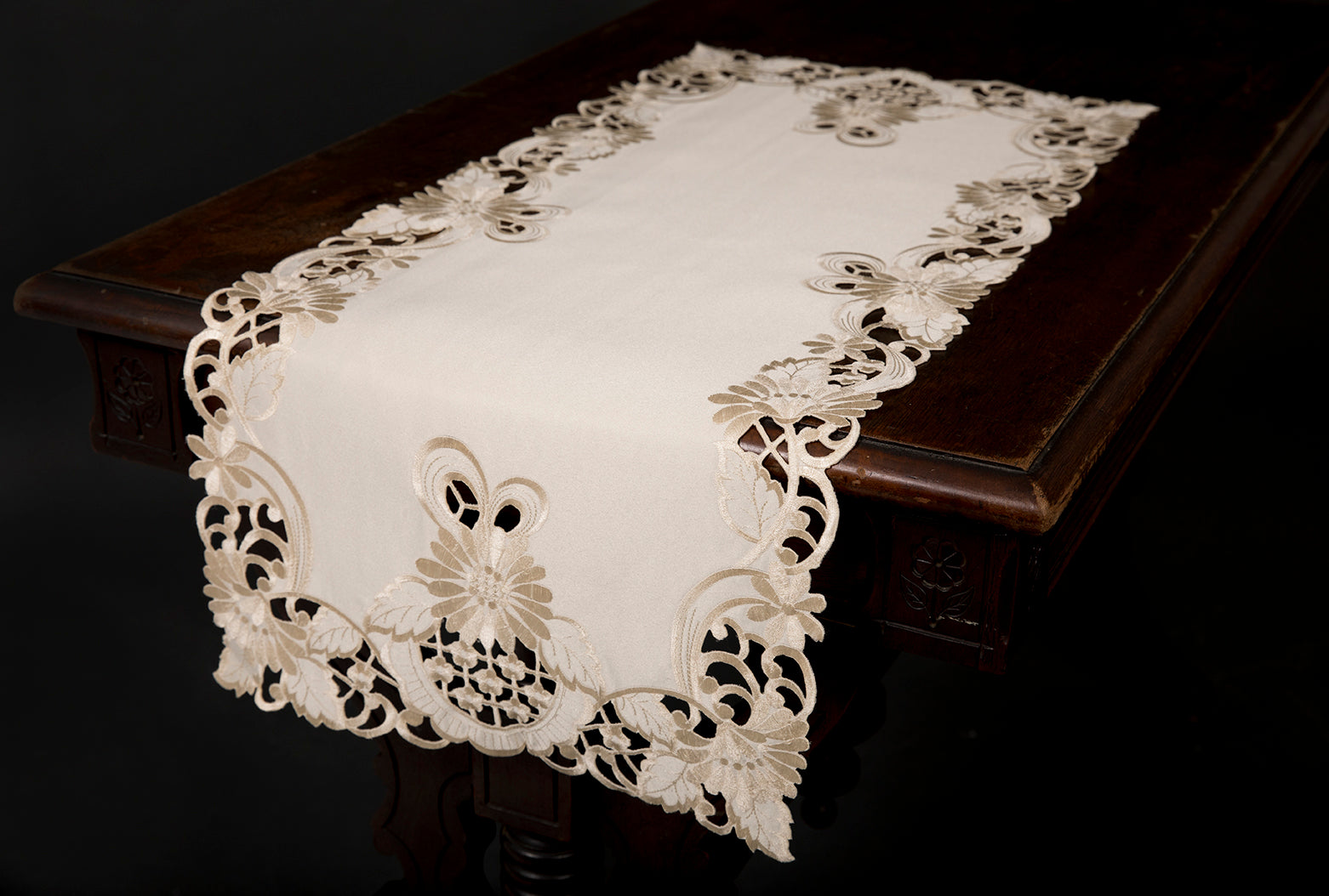 Xia Home Fashions Delicate Daisy Cutwork Table Runner 15x34