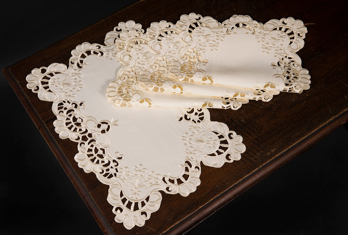 Xia Home Fashions Scalloped Lace Cutwork Placemats Set of 4 13x19