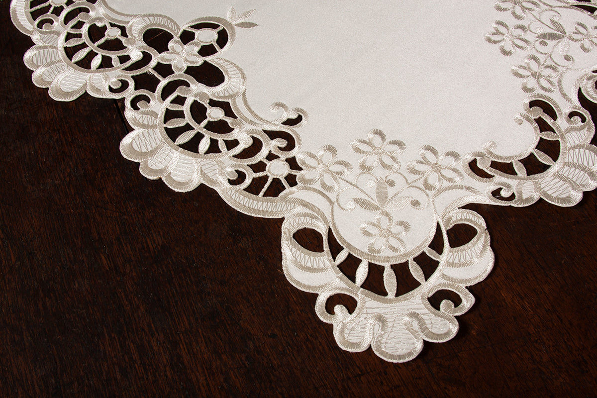 Xia Home Fashions Scalloped Lace Cutwork Placemats Set of 4 13x19