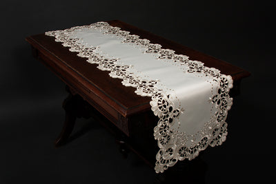 XD17106 Scalloped Lace Table Runner