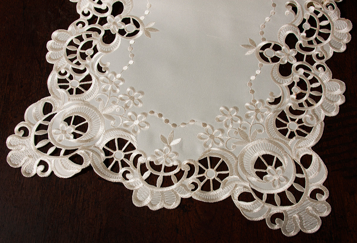 Xia Home Fashions Scalloped Lace Cutwork Table Runner 15x34