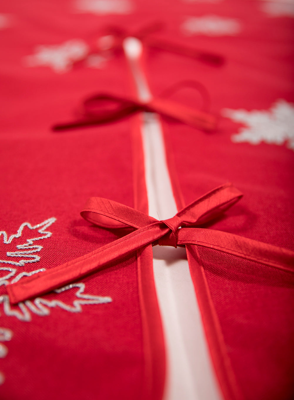 XD17141 Glisten Snowflake Tree Skirt, 56"Rnd