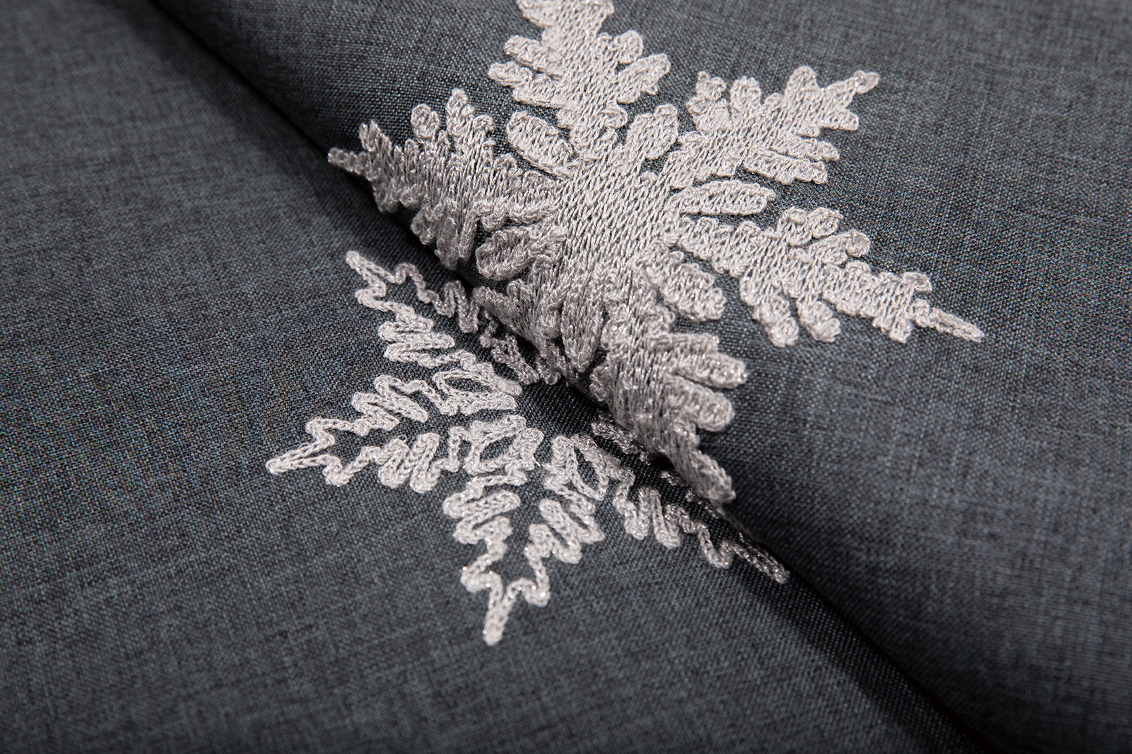 XD17141 Glisten Snowflake Tree Skirt, 56"Rnd