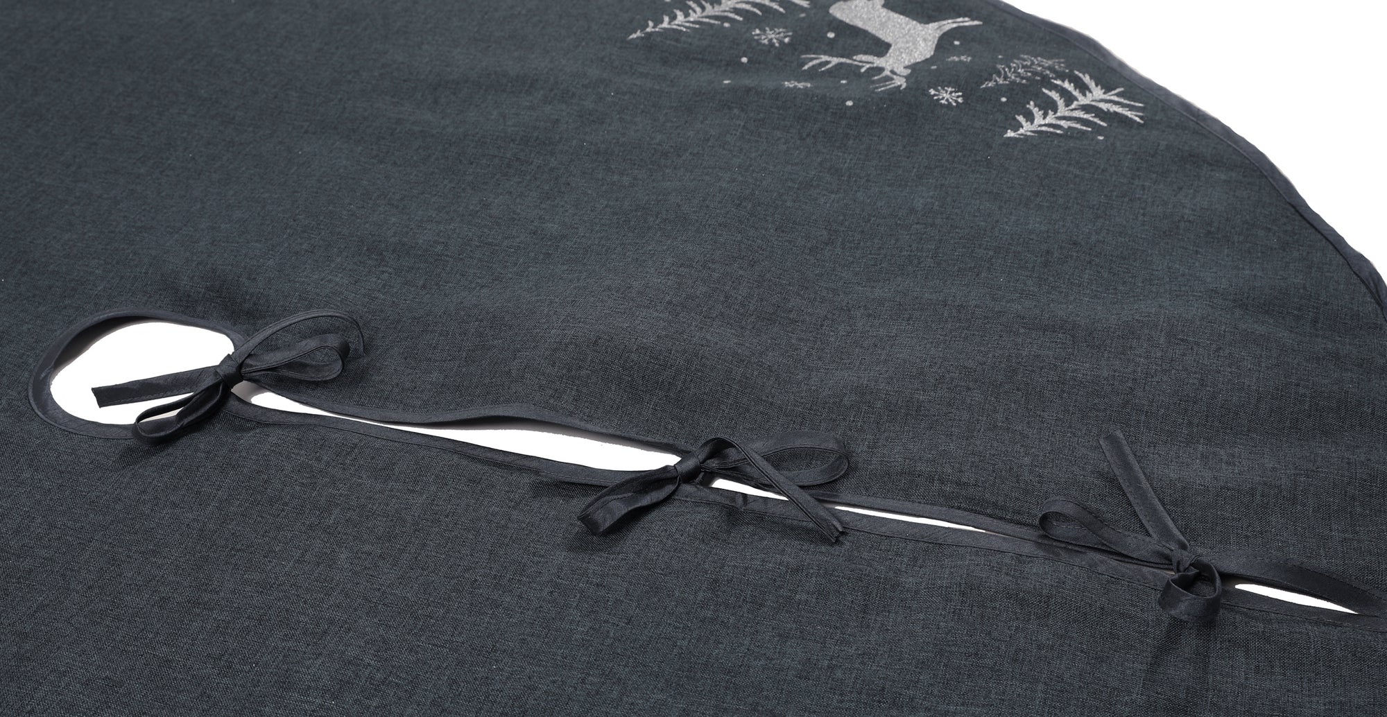 XD18905 Deer In Snowing Forest 56'' Tree Skirt