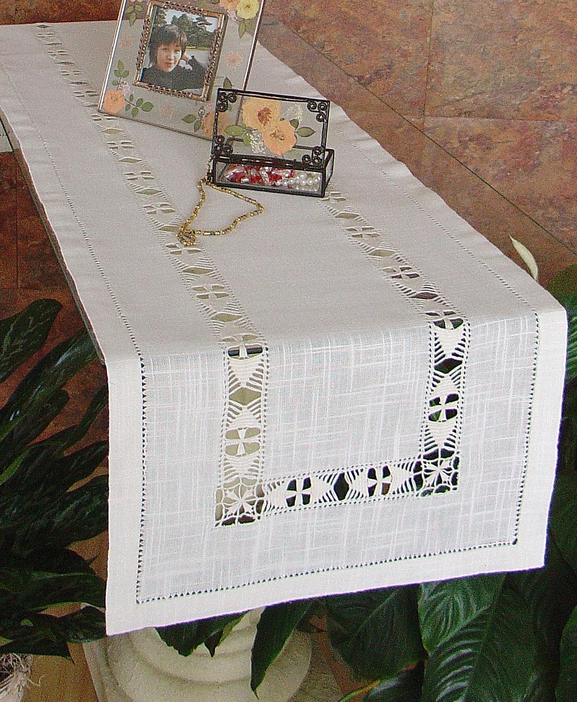 XD45119 – Xia Home Fashions Hemstitch Placemats, 12" x 18" Set of 4