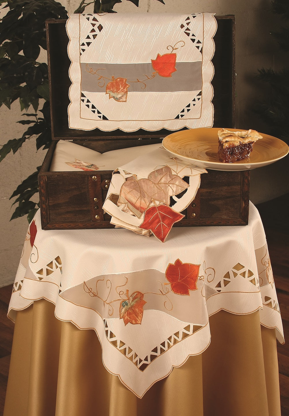 XD46238 Autumn Ivy Cutwork Placemat Set of 4 12x18