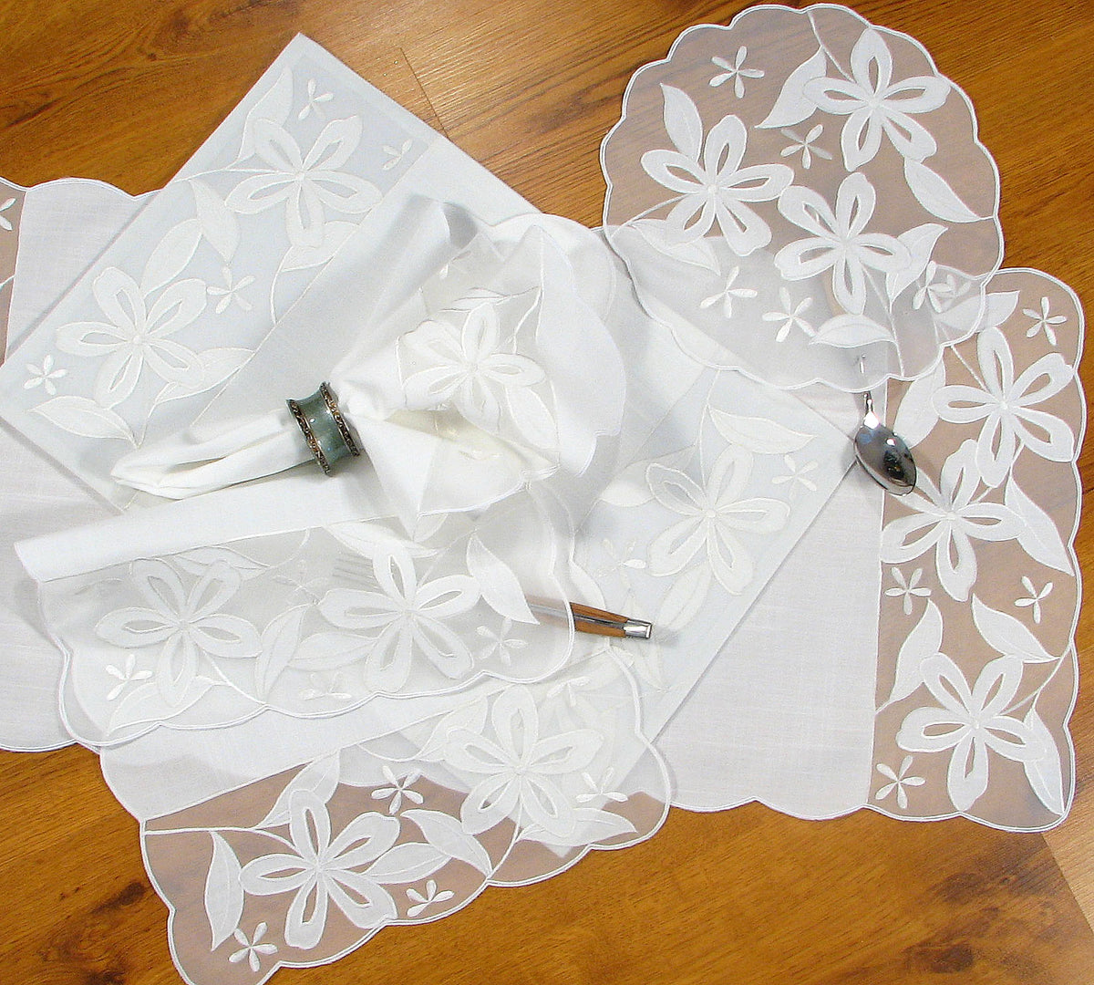 Xia Home Fashions Daisy Silhouette Placemats Embroidered Sheer Border 12x18 Set of 4